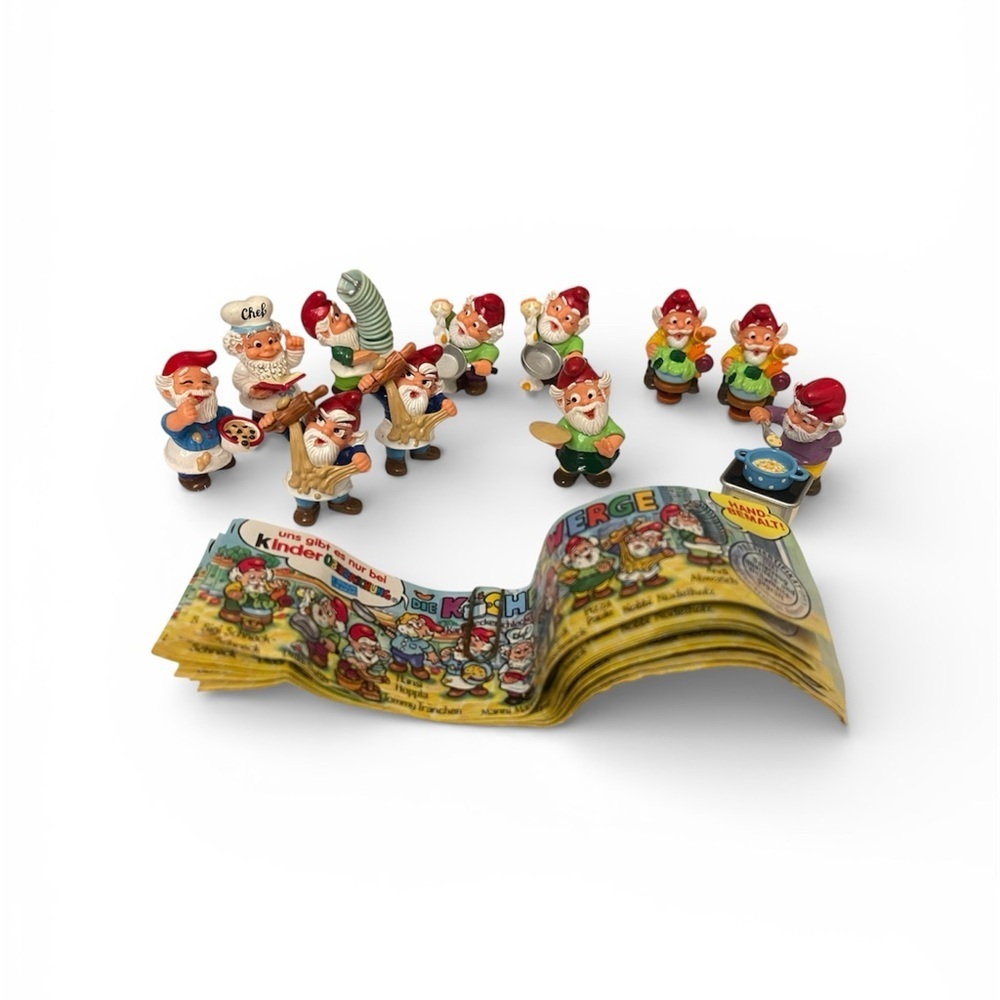 KINDER SURPRISE SET (11)  COOKING GARDEN DWARFS KITCHEN LAWN
GNOMES 1999